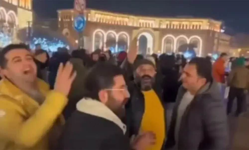 Հրապարակում մի խումբ օտարերկրացիների մասնակցությամբ տեսանյութ տարածող անձը ձերբակալվել է․ ՔԿ