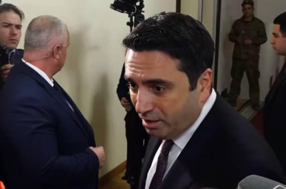 Կարելի էր մնալ ու պայքարել, բայց դուք դուրս եկաք. Ալեն Սիմոնյանն՝ արցախցի լրագրողին