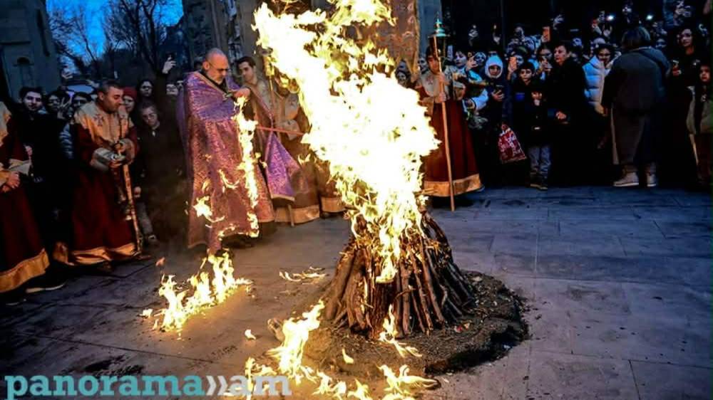 Տեառնընդառաջի կրակը վառելիս այրվեց հոգևորականի շուրջառը, քահանան այն հանեց ու մի կողմ նետեց. Լուսանկարներ