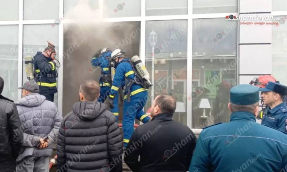 Հրդեհ՝ «Առինջ մոլ»-ի հայտնի ջահերի սրահում, ժամանել է հրշեջների 2 մարտական հաշվարկ