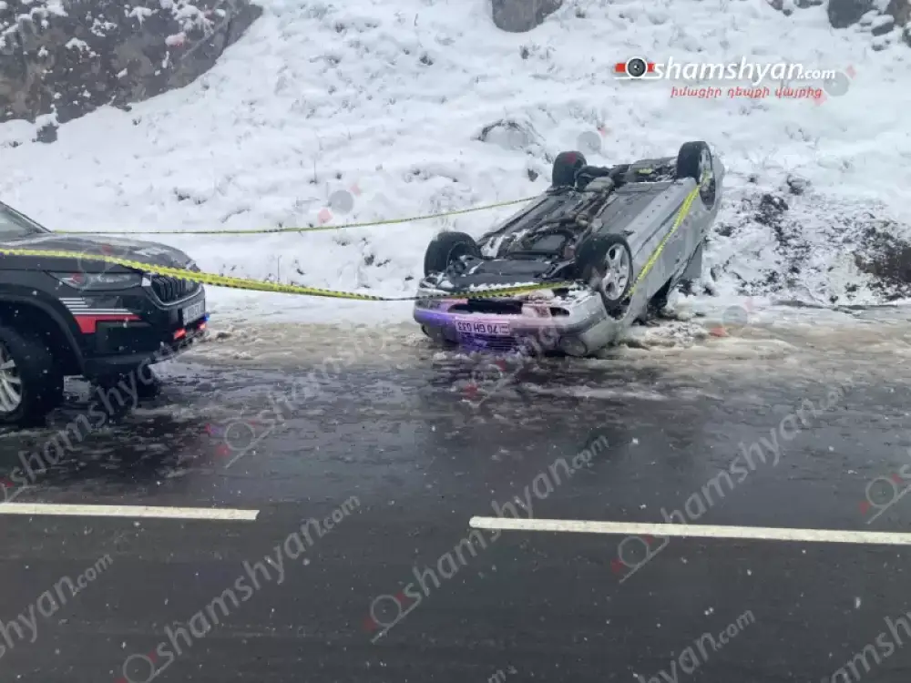 21-ամյա վարորդը «Mercedes»-ով բախվել է հողաթմբին և հայտնվել երթևեկելի գոտուց դուրս․ կան վիրավորներ