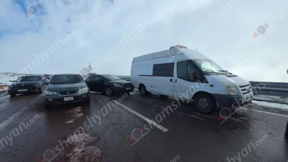 Արագածոտնում բախվել են «Mitsubishi»-ն, «Suzuki»-ն, «Toyota»-ն, «Ford Transit»-ը և «ՎԱԶ 2107»-ը