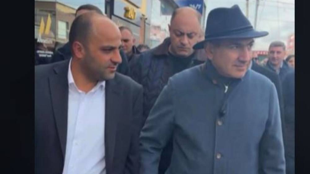 Ինչպես է Փաշինյանը բզում Արտաշատի քաղաքապետի թևը՝ Արամ Հովհաննիսյանի անունը լսելիս