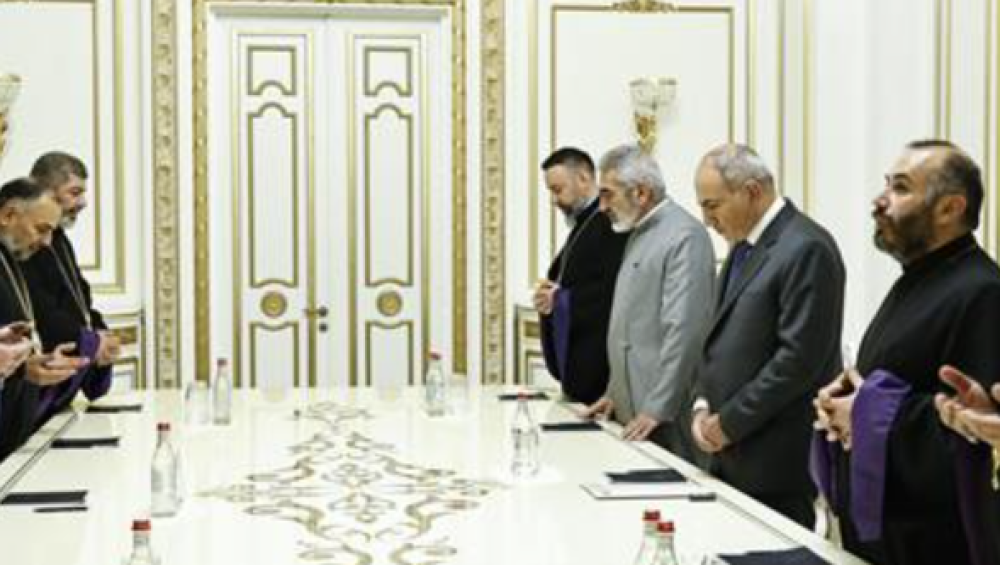 Տիրադավներից Փաշինյանին հավատարիմ են մնացել բացառապես Կճոյանը եւ Արցախի թեմի առաջնորդը. «Իրավունք»