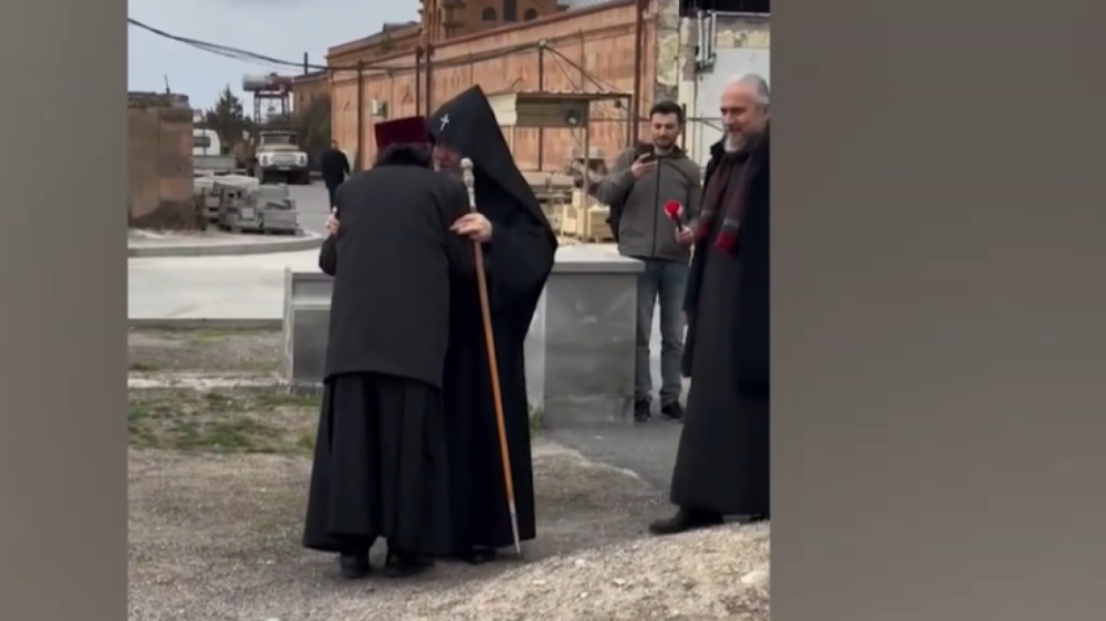 Միքայել Սրբազանի ու Վեհափառի հուզիչ հանդիպումը Էջմիածնում