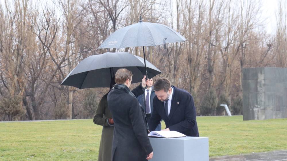 Ինչ գրառում է կատարել ԱՄՆ փոխնախագահը Հայոց ցեղասպանության թանգարանի Պատվավոր հյուրերի հուշամատյանում