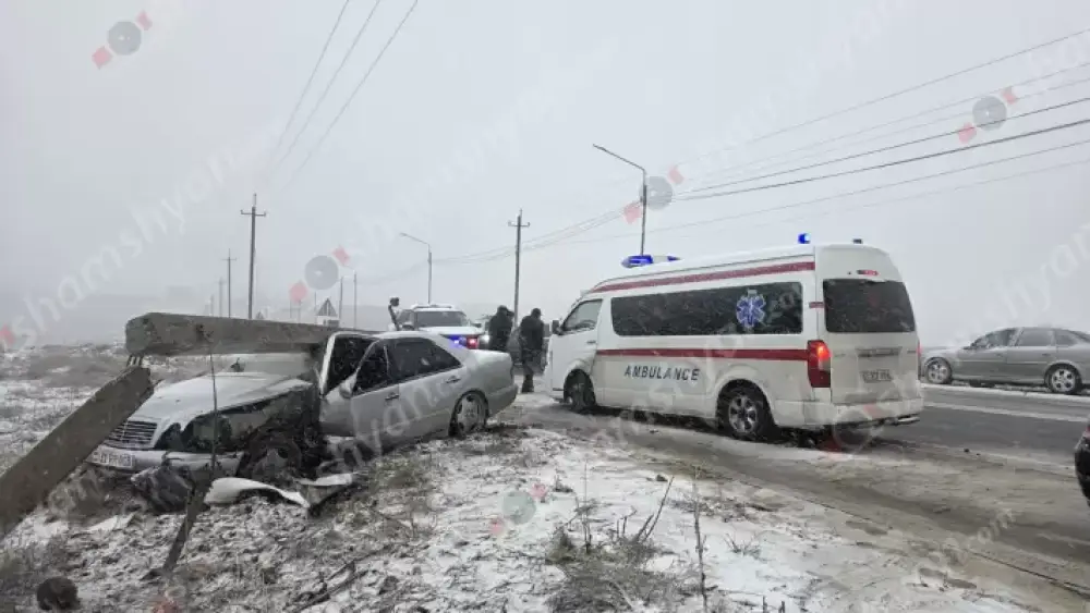 Զովունի-Եղվարդ ավտոճանապարհին «Mercedes»-ը բախվել է բետոն էլեկտրասյանը, տապալել այն. կա վիրավոր