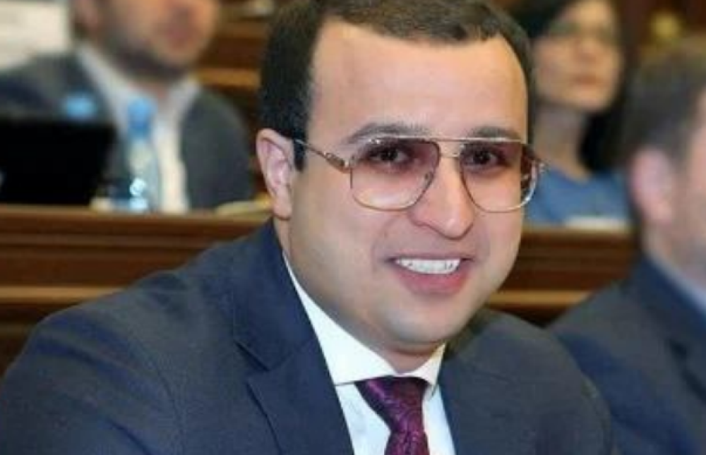 Վախի մթնոլորտում է պահում ողջ կուսակցությանը. «Իրավունք»