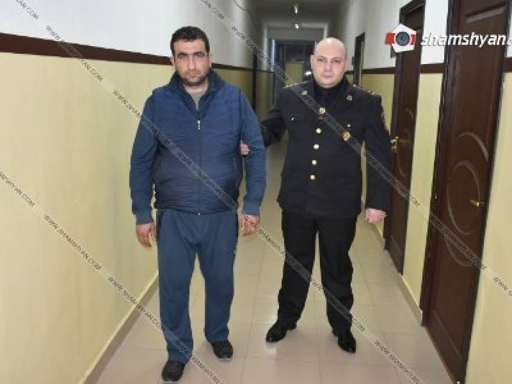 Նորակոչիկներին տեղափոխող ավտոբուսի հետ կապված միջադեպի մասնակիցներից մեկին գտել են, մյուսը փախուստի մեջ է
