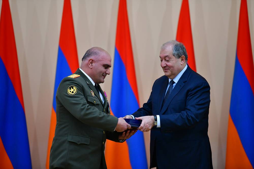 ՀՀ նախագահը մի խումբ զինծառայողների պարգեւատրել է բարձր պարգեւներով