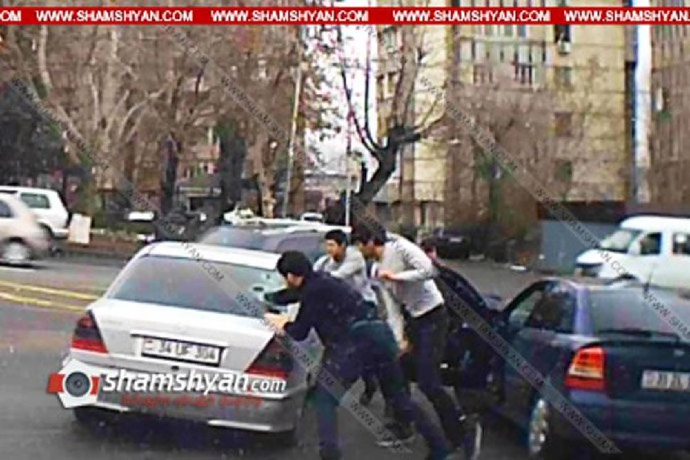 Կան բերման ենթարկվածներ. նոր մանրամասներ Երևանում մեքենայի վրա հարձակվելու դեպքից