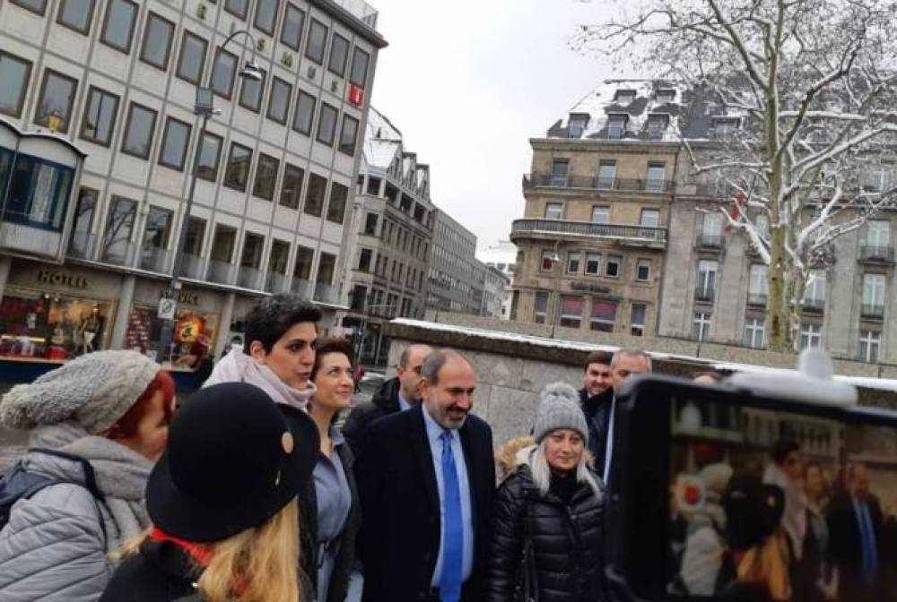 Քյոլնի Մայր տաճարի բակում հավաքված հայերը ՀՀ վարչապետին դիմավորել են ծափողջույններով