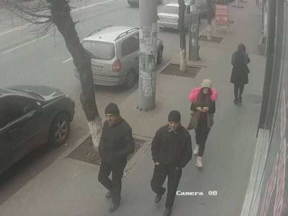 Երեւանյան մի խանութից քաղաքացին նոութբուք է գողանում