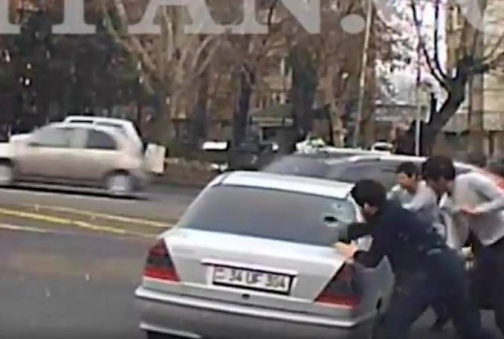 Ոստիկանները հայտնաբերել են Երևանի Ազատության պողոտայի և Նաիրի Զարյան փողոցի խաչմերուկում կրակողին և խուլիգանության ևս մեկ մասնակցի