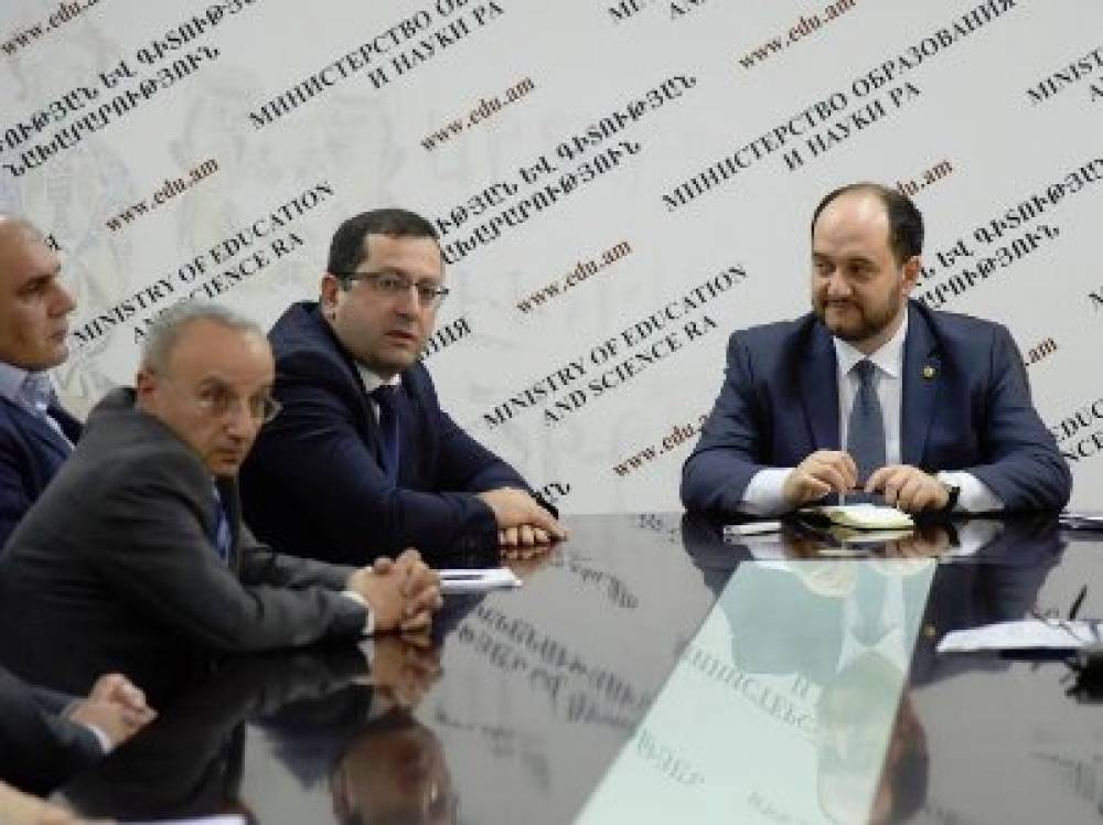 Արդեն հաստատվել են բուհերի հոգաբարձուների խորհուրդների կազմերը. Արայիկ Հարությունյանը հանդիպել է բուհերի ռեկտորների հետ