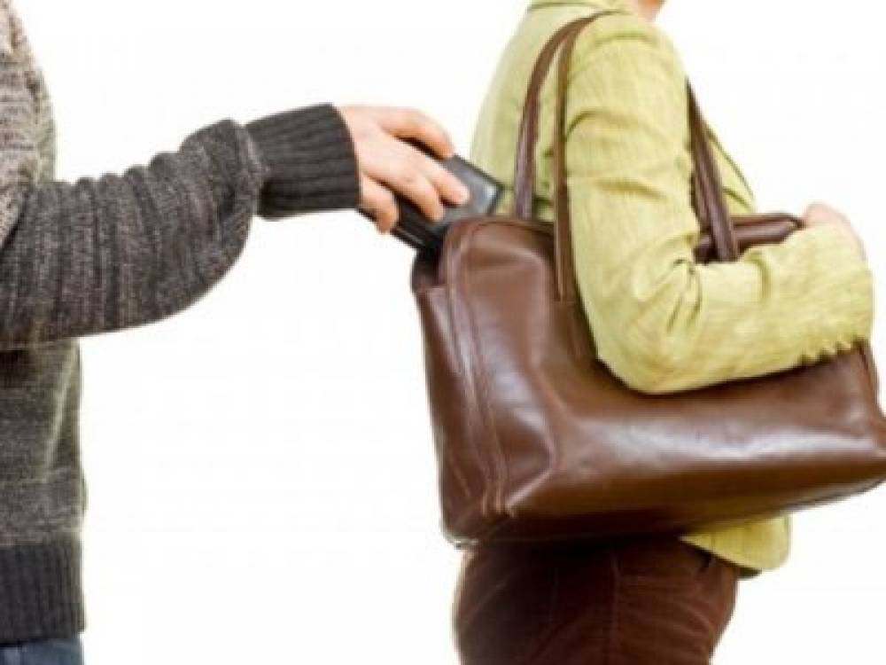 Ոստիկանները գրպանահատին բռնեցին գողությունից րոպեներ անց. գողոնը հայտնաբերվել է