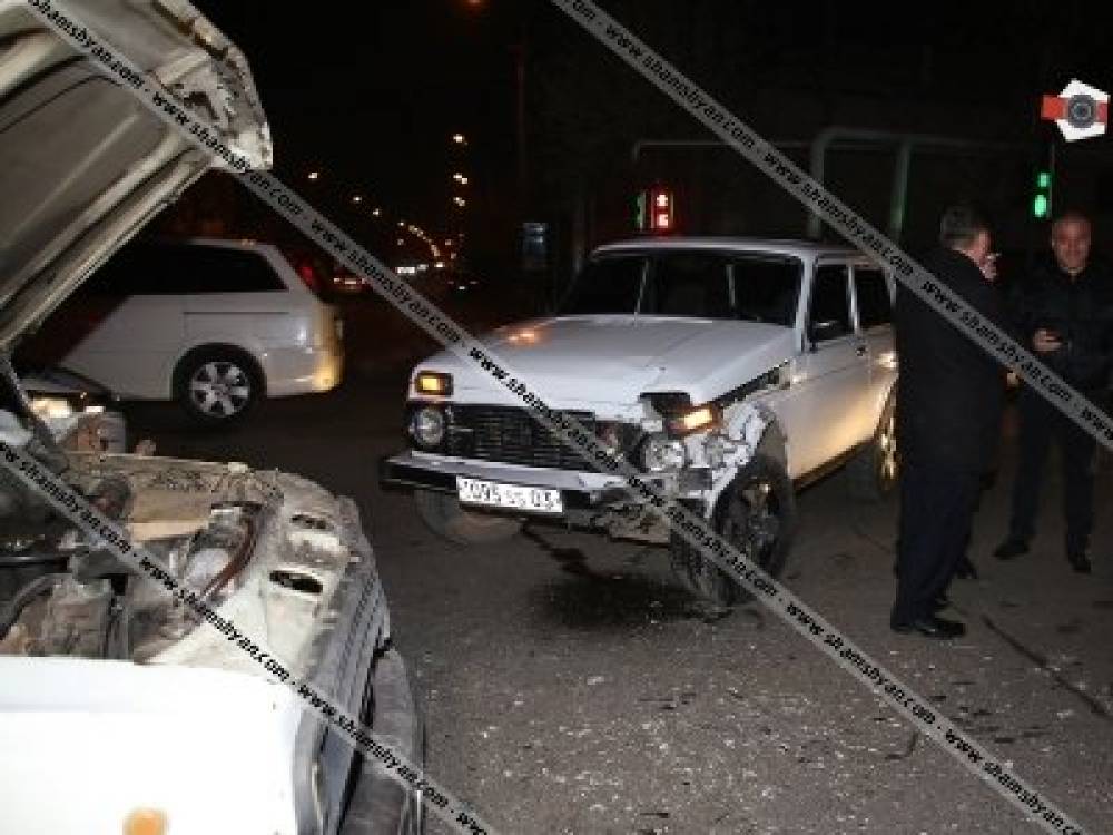 Երևանում վթարի է ենթարկվել «Վարդաշեն» ՔԿՀ պետը. Նա «Նիվայով» բախվել է «ՎԱԶ-2410»-ին (ֆոտո)