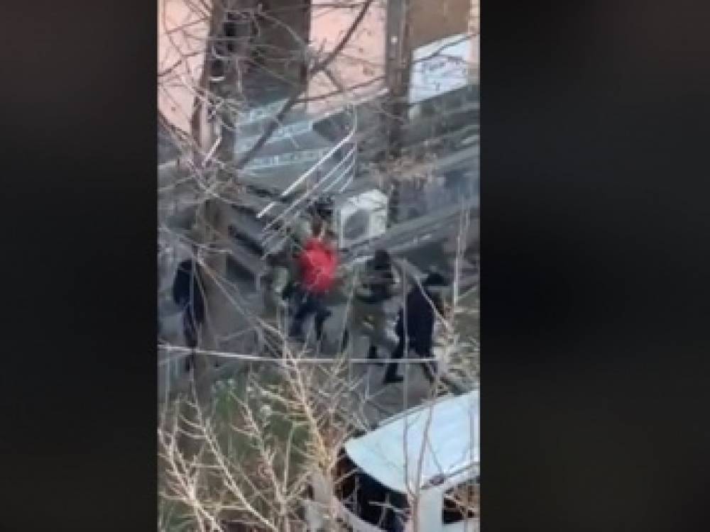 Տեսանյութ․ Դիմակավորված անձիք բռնի կերպով առևանգում են Նարեկ Մալյանին