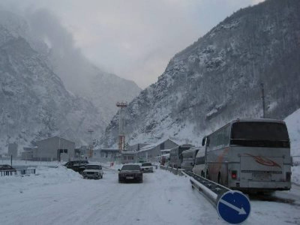Ստեփանծմինդա-Լարս ավտոճանապարհը ձնահյուսի վտանգի պատճառով փակ է. ռուսական կողմում կա կուտակված 450 բեռնատար