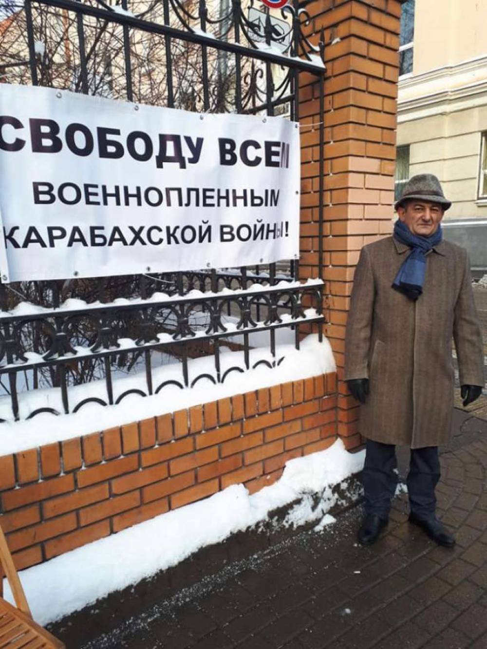 Գրիգոր Կետցյանը միայնակ ակցիա է իրականացնում ՌԴ-ում Ադրբեջանի դեսպանատան դիմաց