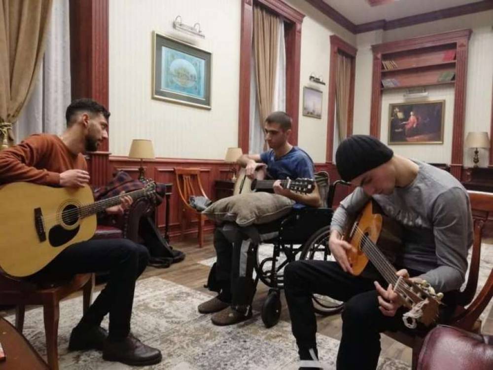 «Զինվորի տանը տղաները կիթառ նվագել են սովորում». ԵՊԲՀ ռեկտորը լուսանկար է հրապարակել