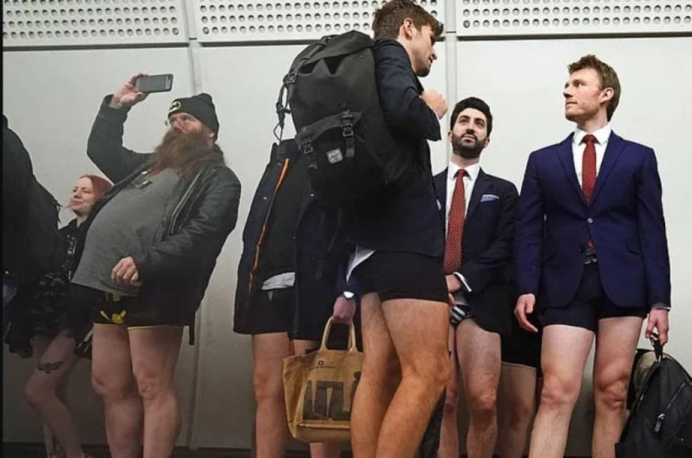 Հարյուրավոր լոնդոնցիներ նշել են Առանց տաբատի օրը՝ մետրո իջնելով վարտիքով (լուսանկարներ, տեսանյութ)