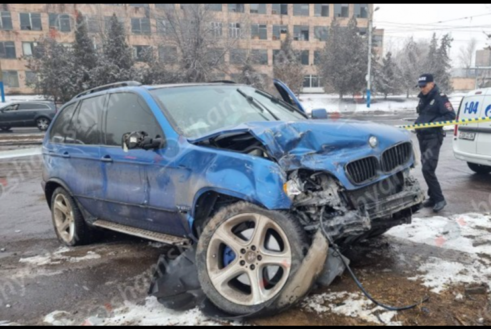 Երևանում բախվել են BMW X5-ն ու «06»-ը, «06»-ը հայտնվել է երթևեկելի գոտուց դուրս, «X5»-ն էլ բախվել է գազատար խողովակին