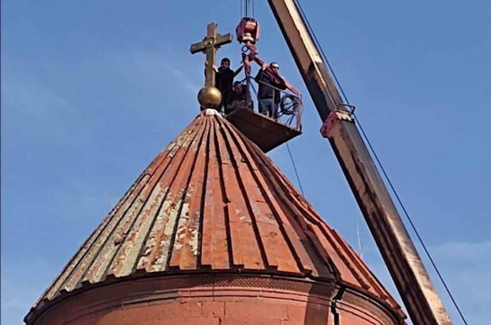 Օծվել է և Կարմիր վանքի գմբեթին տեղադրվել նոր խաչը․ Եկեղեցին գտնվում է Թուրքիայի հետ սահմանամերձ Հայկաձոր բնակավայրի չեզոք գոտում