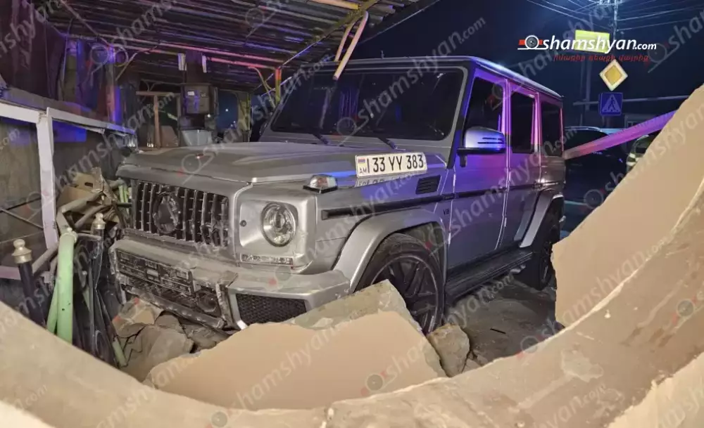 Խոշոր ավտովթար՝ Խարբերդում․ բախվել են Mercedes G-ն ու Chevrolet Volt-ը․ «յաշիկ»-ը կոտրել է բնակչի տան քարե պարիսպն ու հայտնվել տան տարածքում․ կա վիրավոր․ ՖՈՏՈՌԵՊՈՐՏԱԺ
