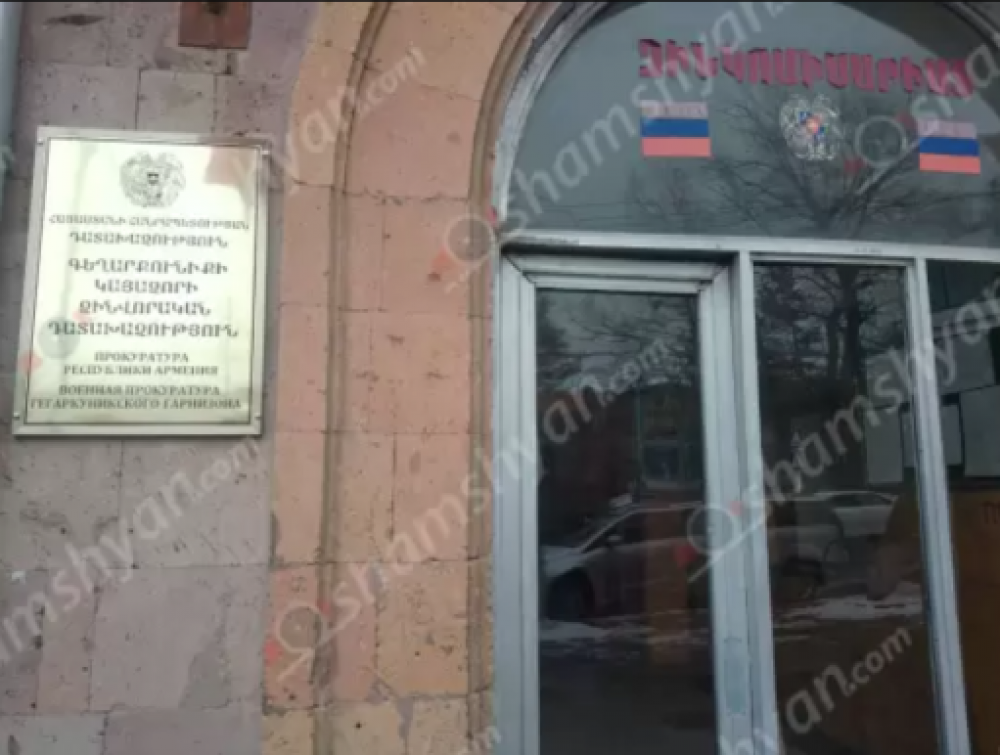 Սևանի զինկոմիսարիատում տղամարդը պահանջել է գնդացիրը, հարձակվել է աշխատակցի վրա և կոտրել գույքը