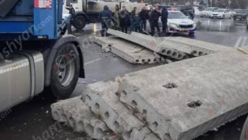 Արտակարգ դեպք՝ Երևանում. բեռնատարի կցորդիչից բետոնե պանելները թափվել են՝ վնասելով մյուս մեքենան