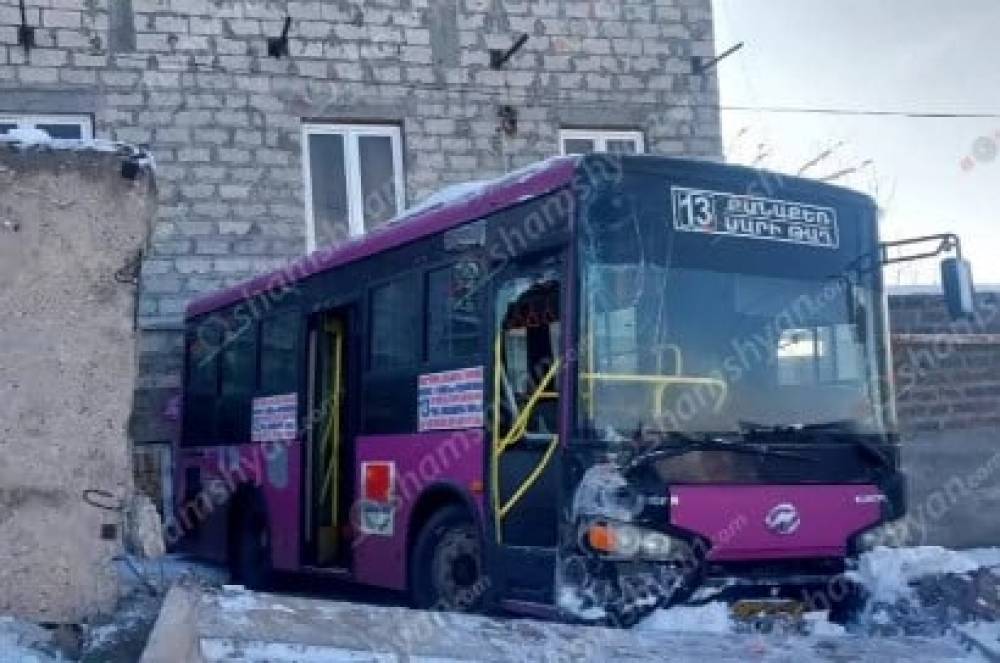 Երևանում ավտոբուսը, հայտնվելով մերկասառույցի վրա, կոտրել է տան քարե պարիսպն ու երկաթե ճաղավանդակը, բախվել գազի խողովակին