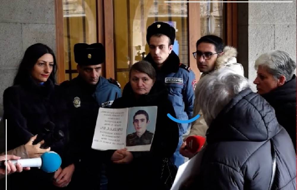 Զինվորը մի ցնցուղի գին չունի՞, որ ոչ մեկին չհեռացրին պաշտոնից. զոհված զինվորի մայրերը՝ ՄԻՊ-ին