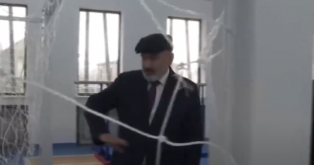 Փաշինյանը ձեռքի շարժումով պոկեց դպրոցի հագուստի կախիչը և բարկացավ