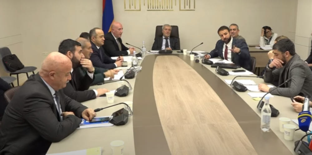 «Նորմալ չէ», «27 տարեկաններին չվերաբերվե՛ք որպես հանցագործների». լարված իրավիճակ ԱԺ-ում