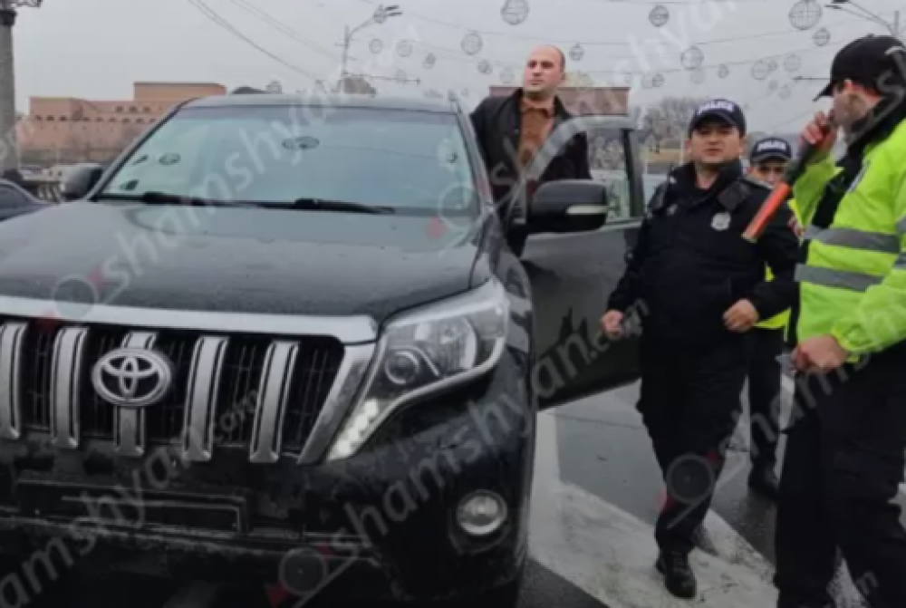 Ֆինանսների նախարարի վարորդը մեքենան վարել է առանց համարանիշների. պարեկները «բռնել» են նրան
