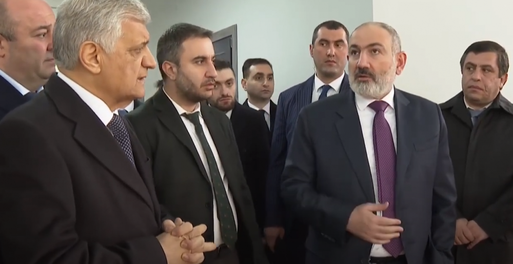 Փաշինյանը դժգոհ է. «Էս մարզադաշտերից մեկը երկար ա, մեկը կարճ ա, ստանդարտ չկա՞»