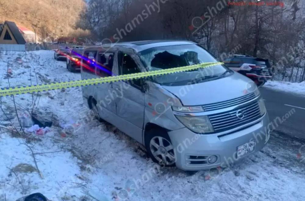 Լոռիում «Nissan Elgrand»-ը մերկասառույցի պատճառով ընկել է սահքի մեջ և կողաշրջվել