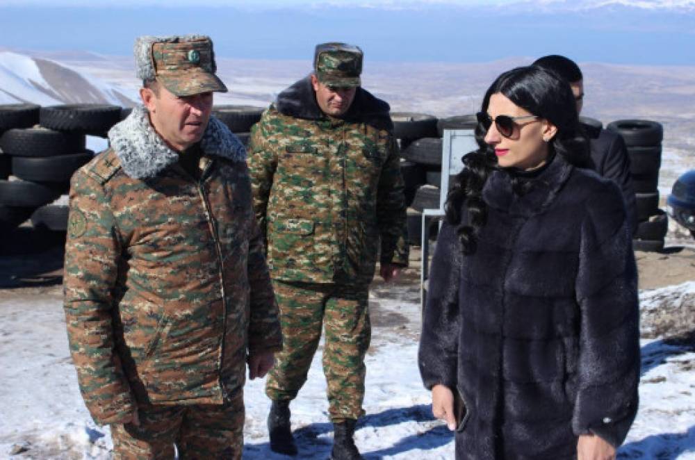 Անահիտ Մանասյանը մարտական դիրքեր է այցելել