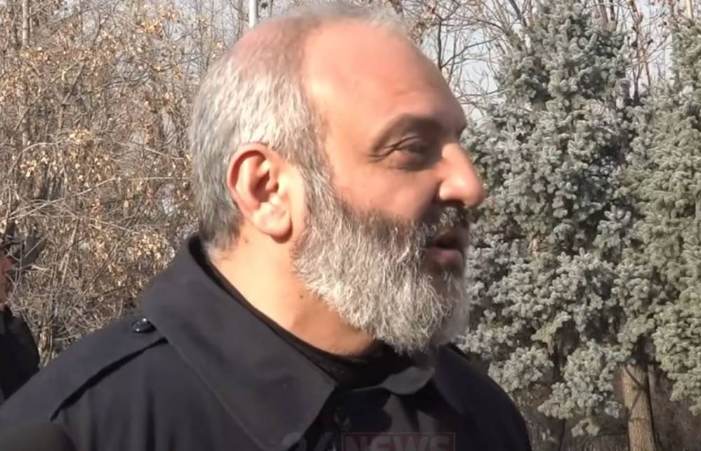 ԳՇ պետն ինչու՞ է հագել այդ համազգեստը, եթե ասելիք չունի, գոնե պիտի լուռ մնա. Բագրատ Սրբազան