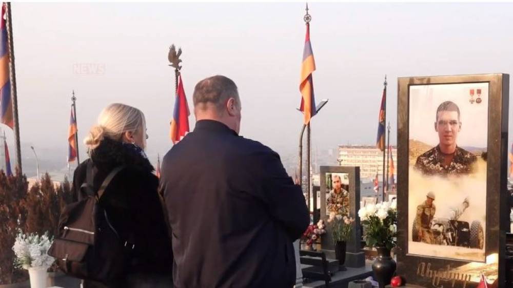 Զnhված զինծառայողի հորը թույլ չեն տվել մոտենալ որդու շիրիմին, քանի որ այդ պահին Եռաբլուրում էին իշխանության ներկայացուցիչները