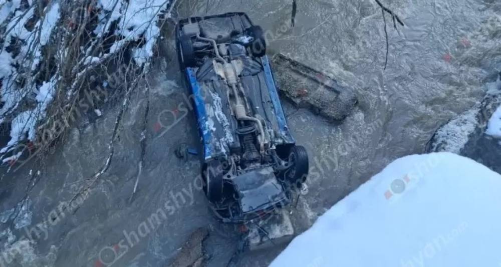 «Mercedes»-ը Հաղարծինում դուրս է եկել երթևեկելի գոտուց և հայտնվել Աղստև գետում. կան վիրավորներ