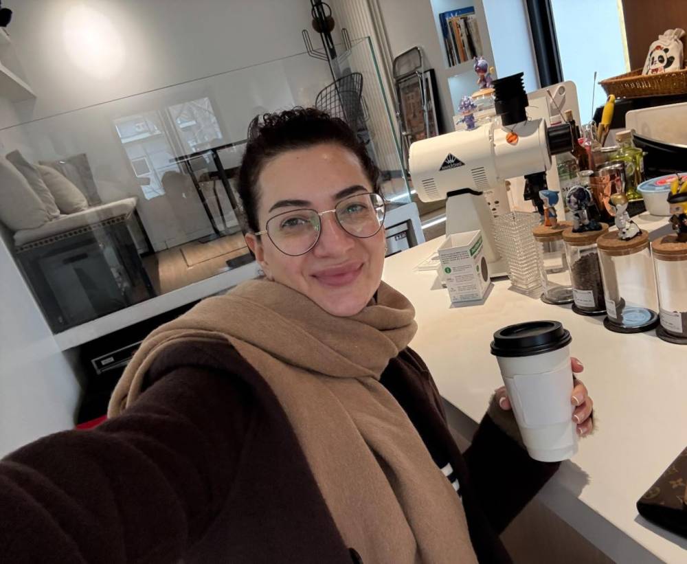 Առաջարկում եմ այսուհետ «բարև»-ից հետո «ոնց ես»-ի փոխարեն իրար հարցնենք` «հիմա ի՞նչ ես կարդում»․ «ոնց ես»-ը քիչ մը ձևական և ավելորդ հարց է․ Աննա Հակոբյան