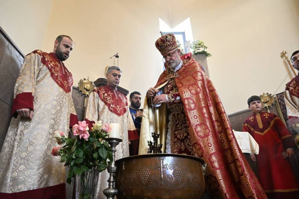 Եռաբլուրի եկեղեցում մատուցվեց Սուրբ և Անմահ Պատարագ․ Սուրբ Ծննդյան խաչքավոր էր ընտրվել Արթուր Վանեցյանը (Լուսանկարներ)