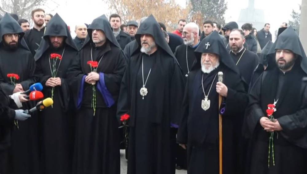 Վեհափառ Հայրապետը «Եռաբլուր»-ում աղոթք հնչեցրեց զոհված հայորդիների հոգիների հանգստության համար (Լուսանկարներ, Տեսանյութ)