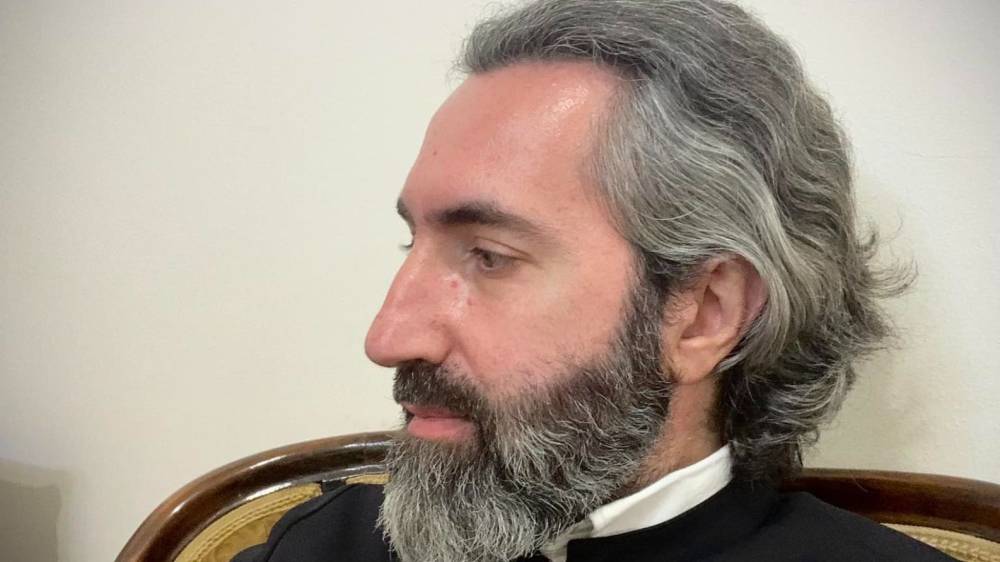 Շատ բնական է, որ ի հայտ եկան իրենց կանոնազանց թեմակալ առաջնորդներին հետևորդ անարժանապատիվ մի քանի քահանաներ. Ասողիկ Աբեղա Կարապետյան