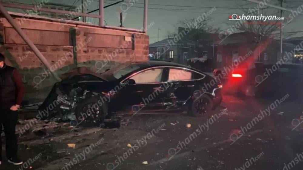 Բախվել են «Mercedes»-ն ու «Tesla»-ն․ վիրավոր կա