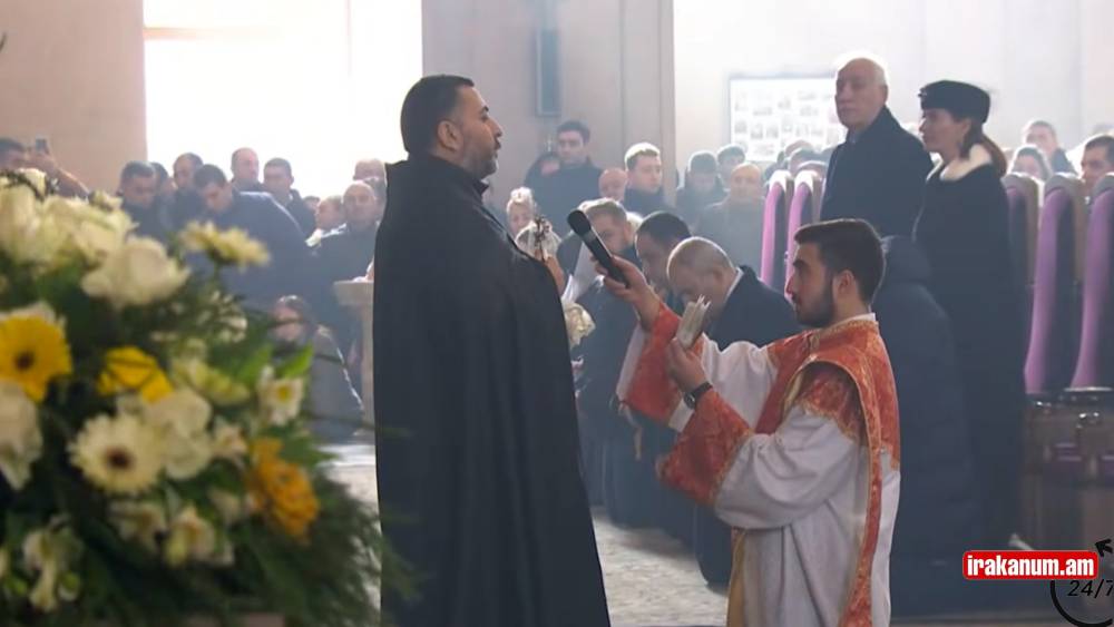 «Տիրադավների» մատուցած պատարագին Աննա Հակոբյանը ծնկի չի իջել