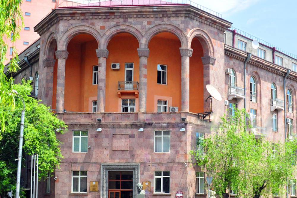 Բրյուսովի անվան համալսարանում իրավիճակը դեռեւս լարված է. Դավիթ Գյուրջինյանը որոշել է «կար ու ձեւ» անել համալսարանը. «Ժողովուրդ»