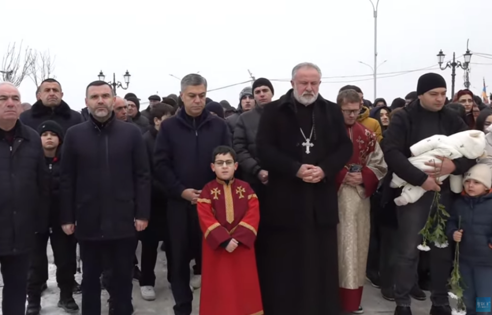 Աղոթք, խնկարկություն և ծաղիկներ. Վանեցյանը կուսակիցների հետ հարգանքի տուրք մատուցեց Արցախյան պատերազմներում զոհվածների հիշատակին (Տեսանյութ)